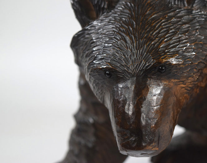 アラキ作「這い熊」木彫作品　拡大画像1