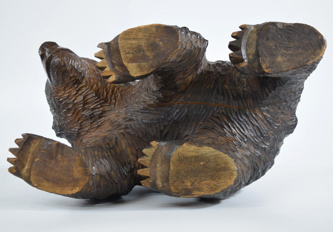 アラキ作「這い熊」木彫作品　作品裏側画像