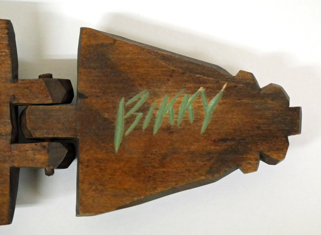 砂澤ビッキ「ビッキ文様ブローチ(約11.2cm)」木彫作品 サイン拡大画像