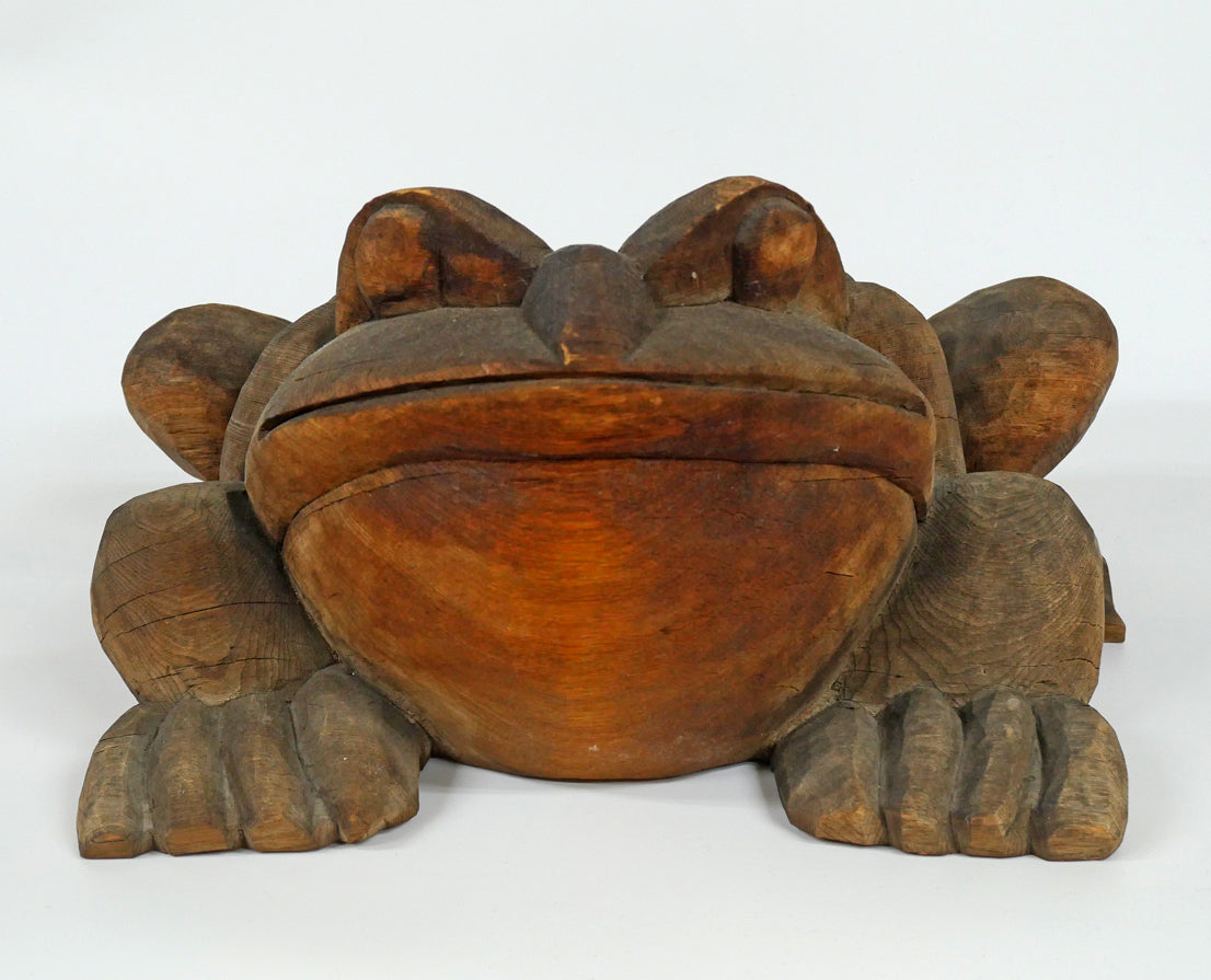 遠藤平吉「蝦蟇蛙(弟子屈に伝わる『湯の島の蝦蟇伝説』)」木彫作品 全体画像1