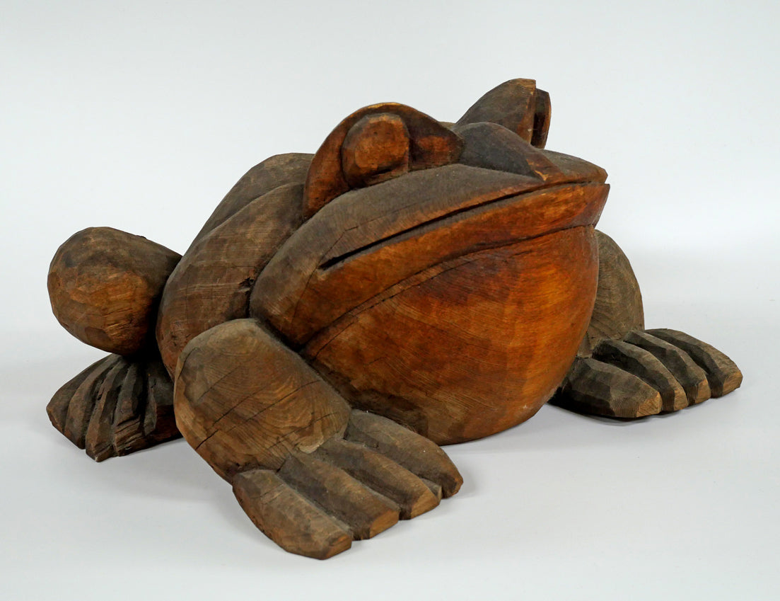 遠藤平吉「蝦蟇蛙(弟子屈に伝わる『湯の島の蝦蟇伝説』)」木彫作品