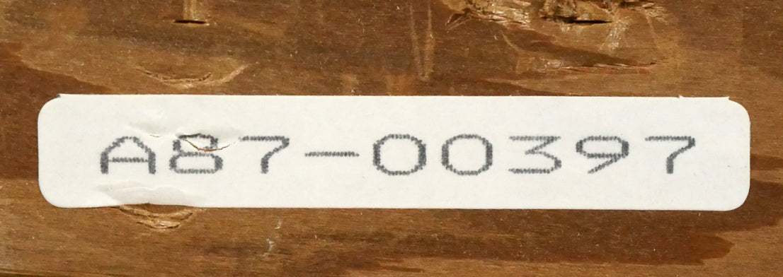 角浩「街へ来たドンキホーテ」油絵・F0号 裏側拡大画像1(「一枚の繪」管理番号シール)