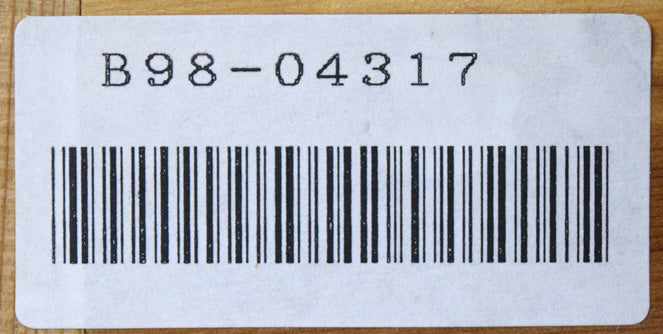 久保博孝「ノートルダム寺院(パリ)」油絵・F4号 裏側シール拡大画像(「一枚の繪」管理番号シール)