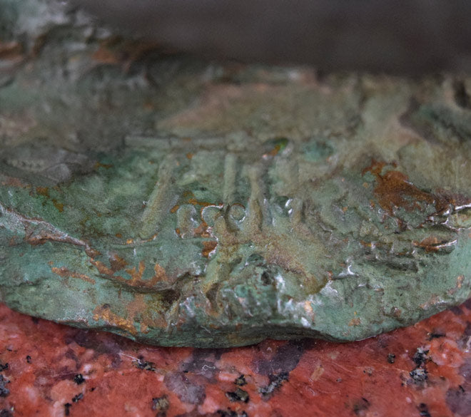 峯 孝「裸婦坐像」ブロンズ作品 サイン拡大画像