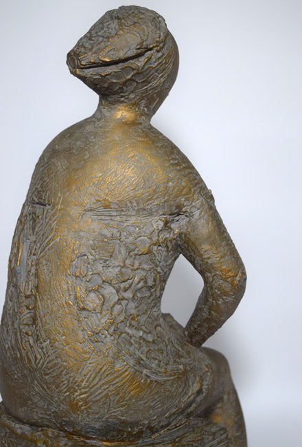 峯田敏郎「女性像」石膏彫刻に着色　部分拡大画像3