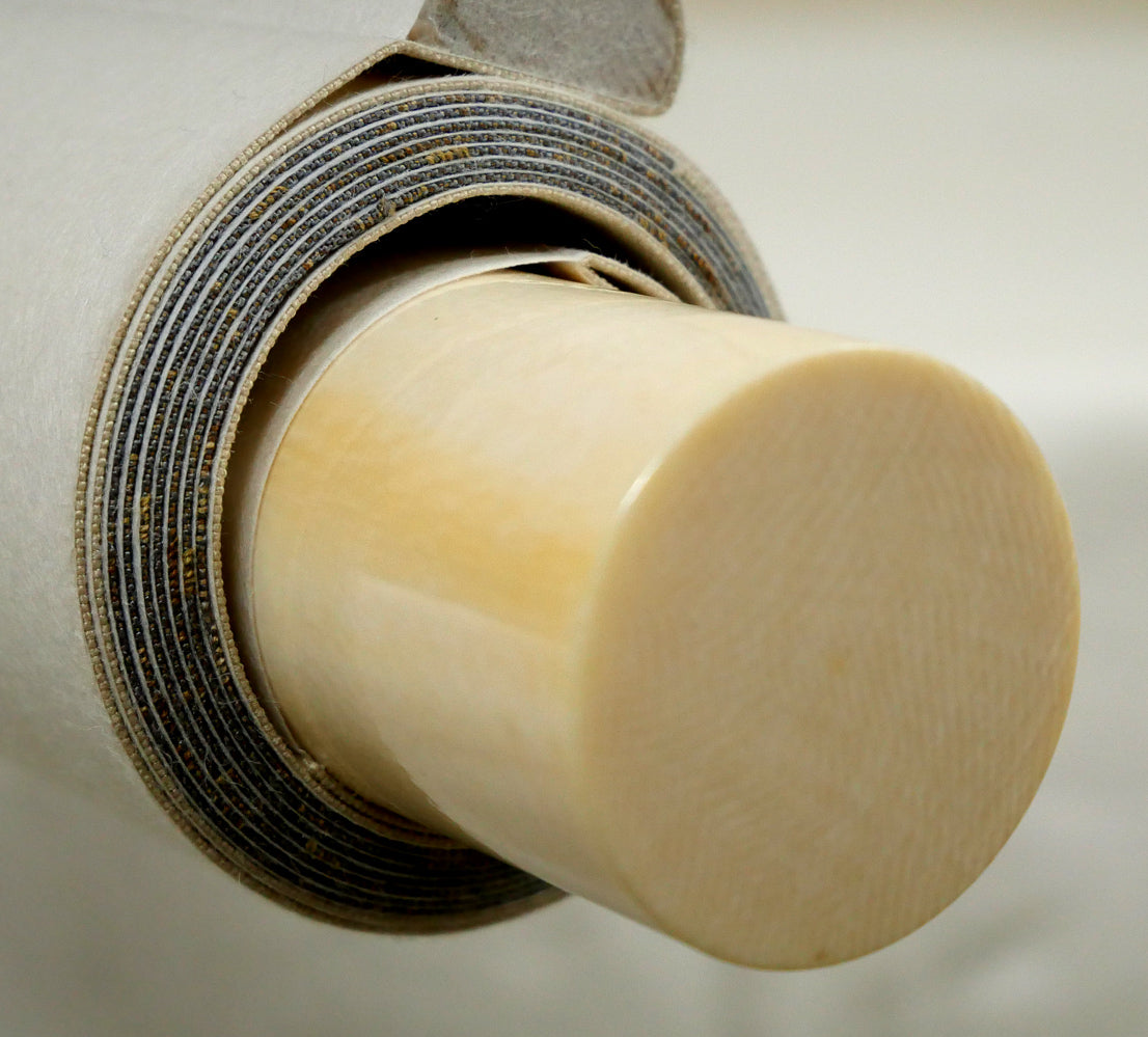 森繁久彌「オホーツクの舟唄(知床旅情)」肉筆書掛軸・共箱 軸先画像1