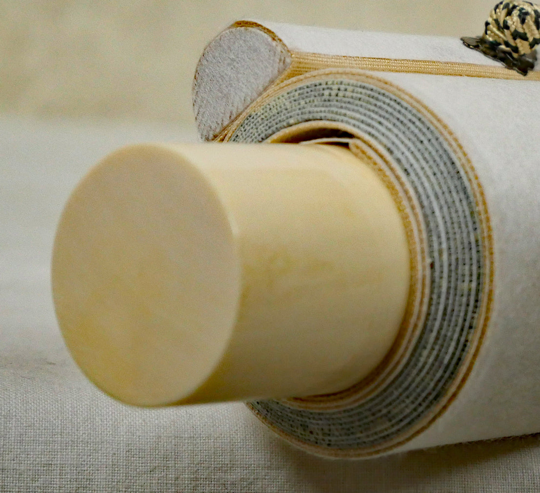 森繁久彌「しれとこ旅情」肉筆書掛軸・共箱 軸先画像1