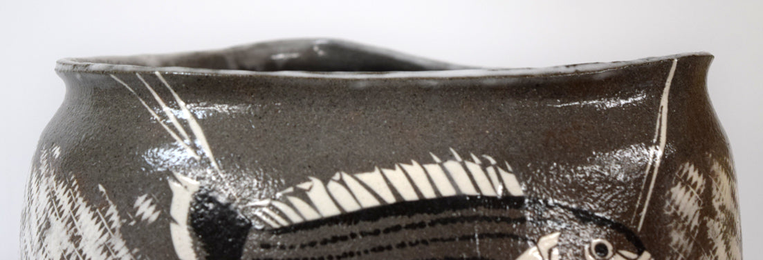 十三代 中里太郎右衛門「叩き唐津 三島黒白象嵌 魚文 壺」共箱 拡大画像4