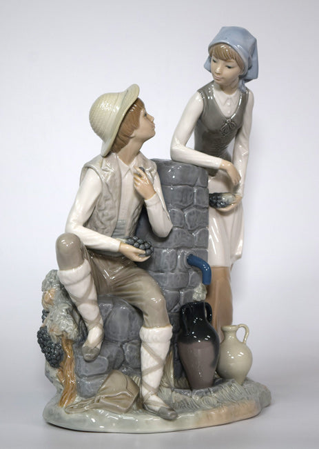 リヤドロ「Grape Testers」磁器フィギュア 作品全体画像1