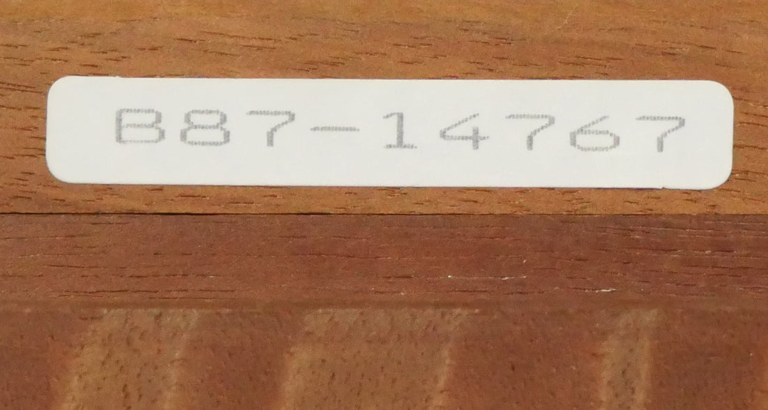 阪本修次「網走湖」油絵・F3号 額裏シール拡大画像(「一枚の繪」管理番号シール)