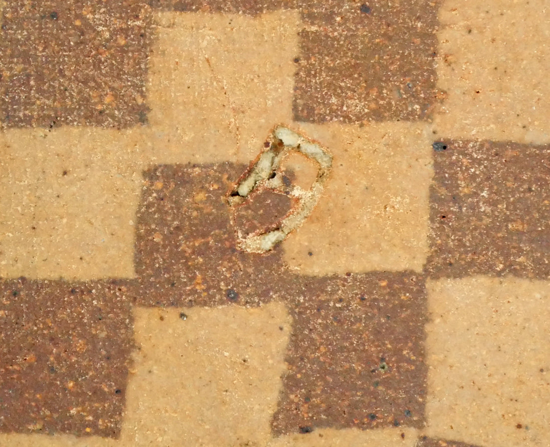 島岡達三「地釉練上象嵌縄文楕円皿」益子焼・共箱 サイン拡大画像(底部に印銘「タ」)