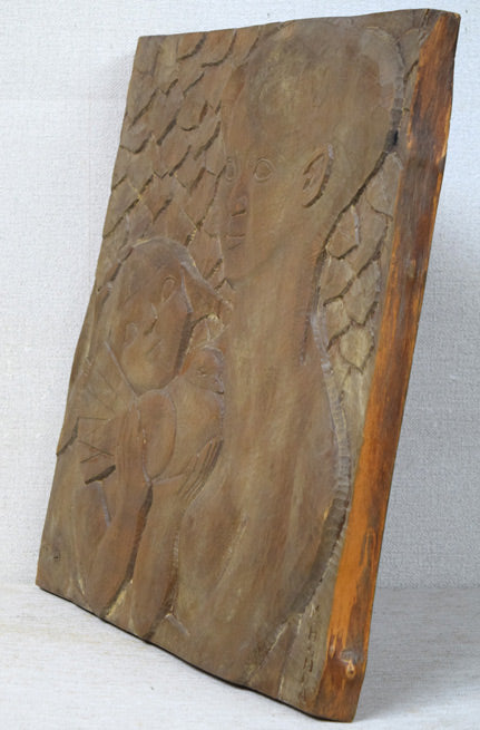 本田明二「母と子」木彫レリーフ作品 別角度