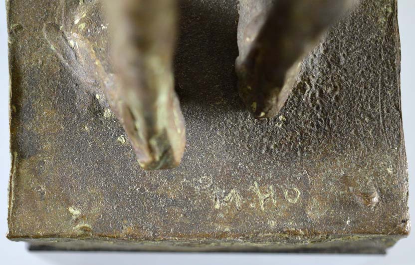 本田明二「親子像」ブロンズ サイン部分