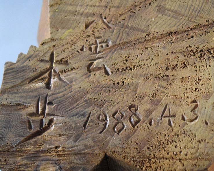 引間二郎「八雲熊」木彫・高さ11.5cm サイン・年記(1988年4月3日作)拡大部分