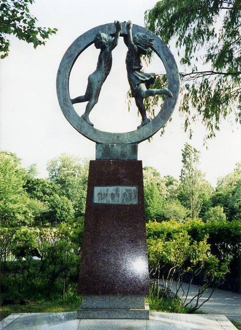 小野健壽「北の子」ブロンズレリーフ額装 弊社すぐそば中島公園にある小野健壽「のびゆく子等」ブロンズ作品