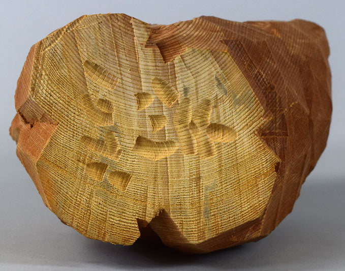 柴崎重行「熊」木彫(高さ16.8cm)・1978年作 作品裏側画像