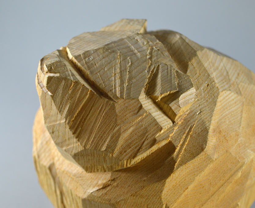 柴崎重行「熊」木彫(高さ16.8cm)・せんの木1