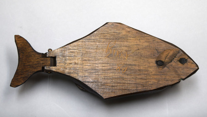 砂澤ビッキ「樹魚蓋付き小物入れ」木彫作品 作品裏側画像