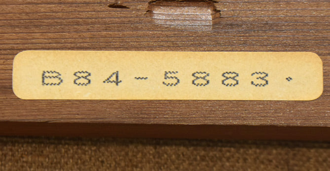 山崎翠祥「薔薇(木製額)」油絵・F4号 裏側拡大画像(「一枚の繪」管理番号シール)