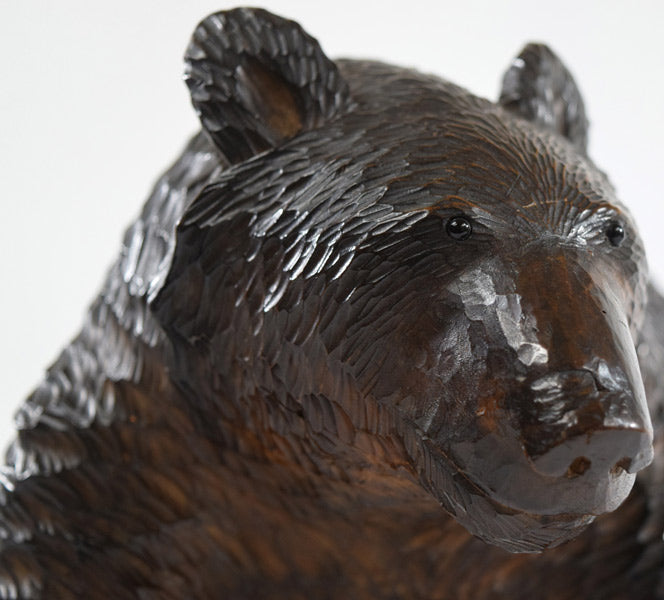 アラキ作「這い熊」木彫作品