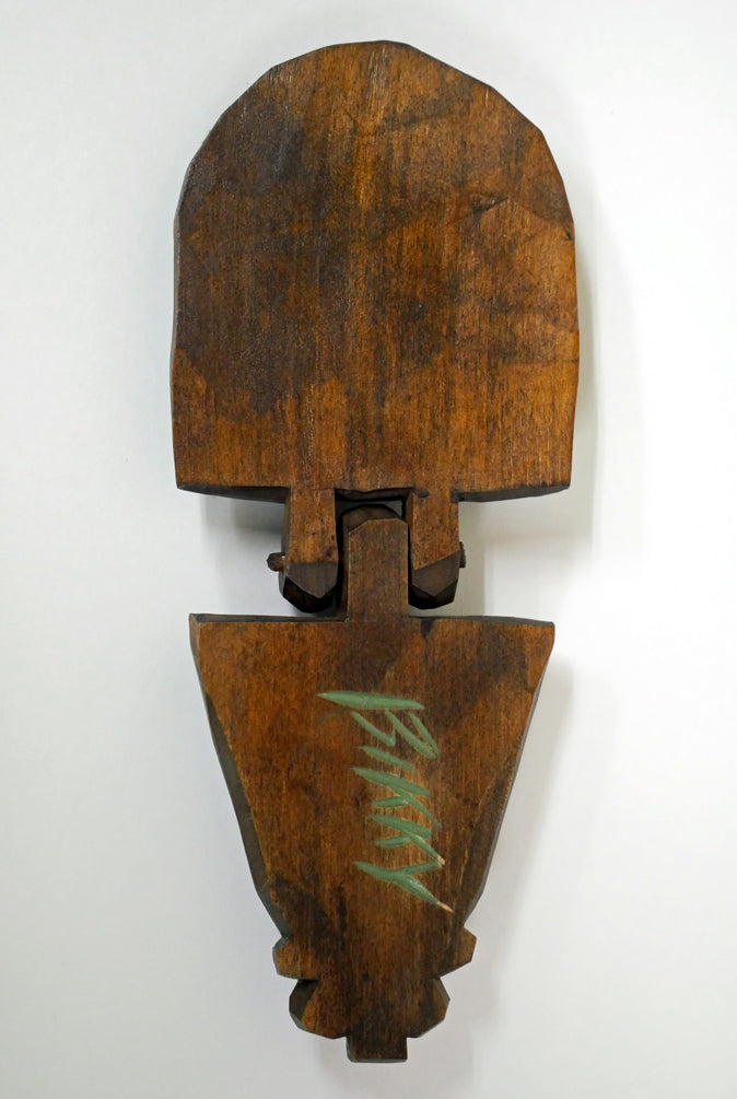 砂澤ビッキ「ビッキ文様ブローチ（約11.2cm）」木彫作品　作品裏側画像