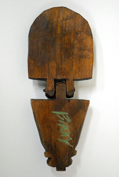 砂澤ビッキ「ビッキ文様ブローチ（約11.2cm）」木彫作品　作品裏側画像