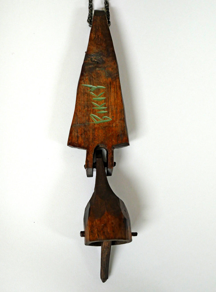 砂澤ビッキ「樹鈴ペンダント二連（約13.7cm）」木彫作品　作品裏側画像