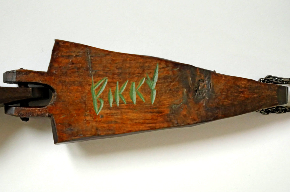 砂澤ビッキ「樹鈴ペンダント二連（約13.7cm）」木彫作品　サイン拡大画像