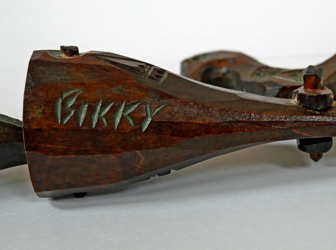 砂澤ビッキ「樹鈴二連啄木鳥（キツツキ）ペンダント（約21.7cm）」木彫作品　サイン部分拡大画像