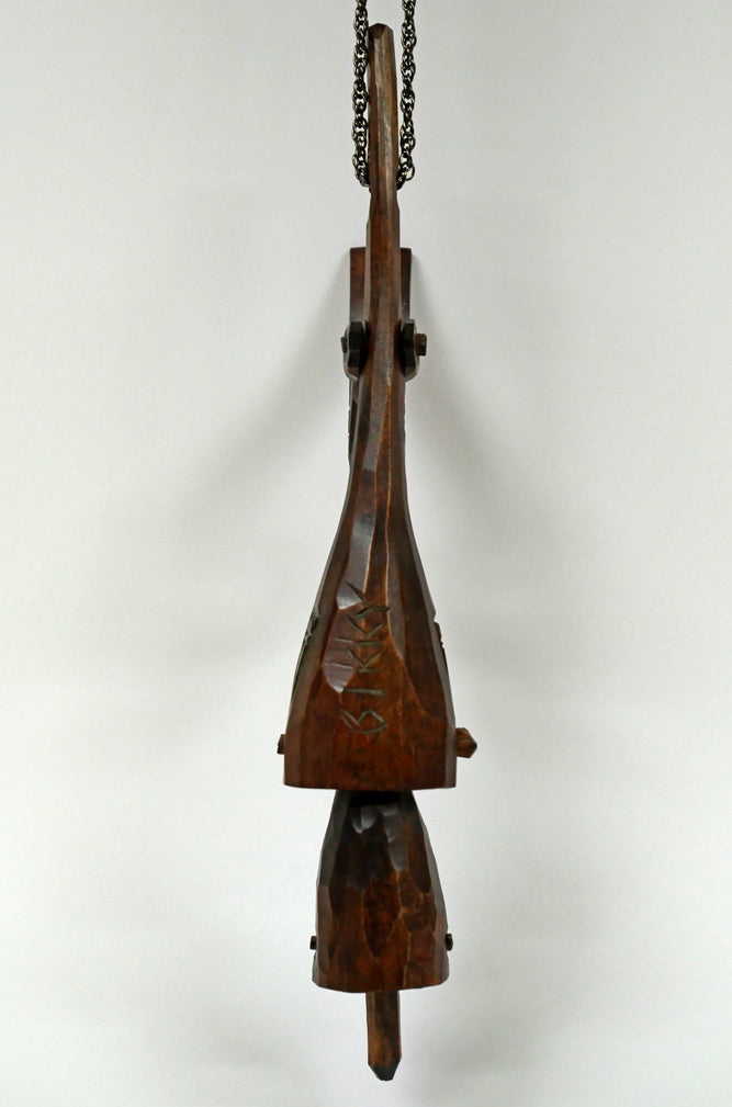砂澤ビッキ「樹鈴二連啄木鳥（キツツキ）ペンダント（約17.6cm）」木彫作品　作品裏側画像
