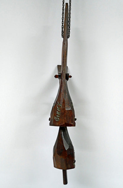 砂澤ビッキ「樹鈴二連啄木鳥（キツツキ）ペンダント（約21.7cm）」木彫作品　作品裏側画像