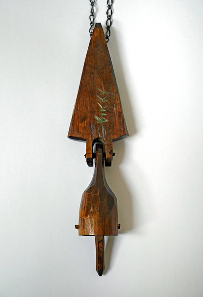 砂澤ビッキ「樹鈴ペンダント二連（約14.7cm）」木彫作品　作品裏側画像