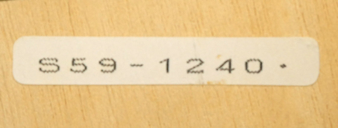 塙賢三「道化」銅版画に手彩色　額裏拡大画像1（「一枚の繪」管理番号シール）