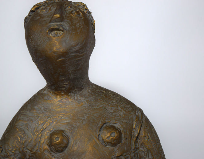 峯田敏郎「女性像」石膏彫刻に着色　部分拡大画像2