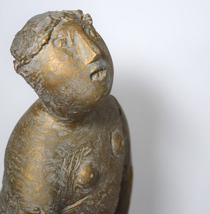 峯田敏郎「女性像」石膏彫刻に着色　部分拡大画像1