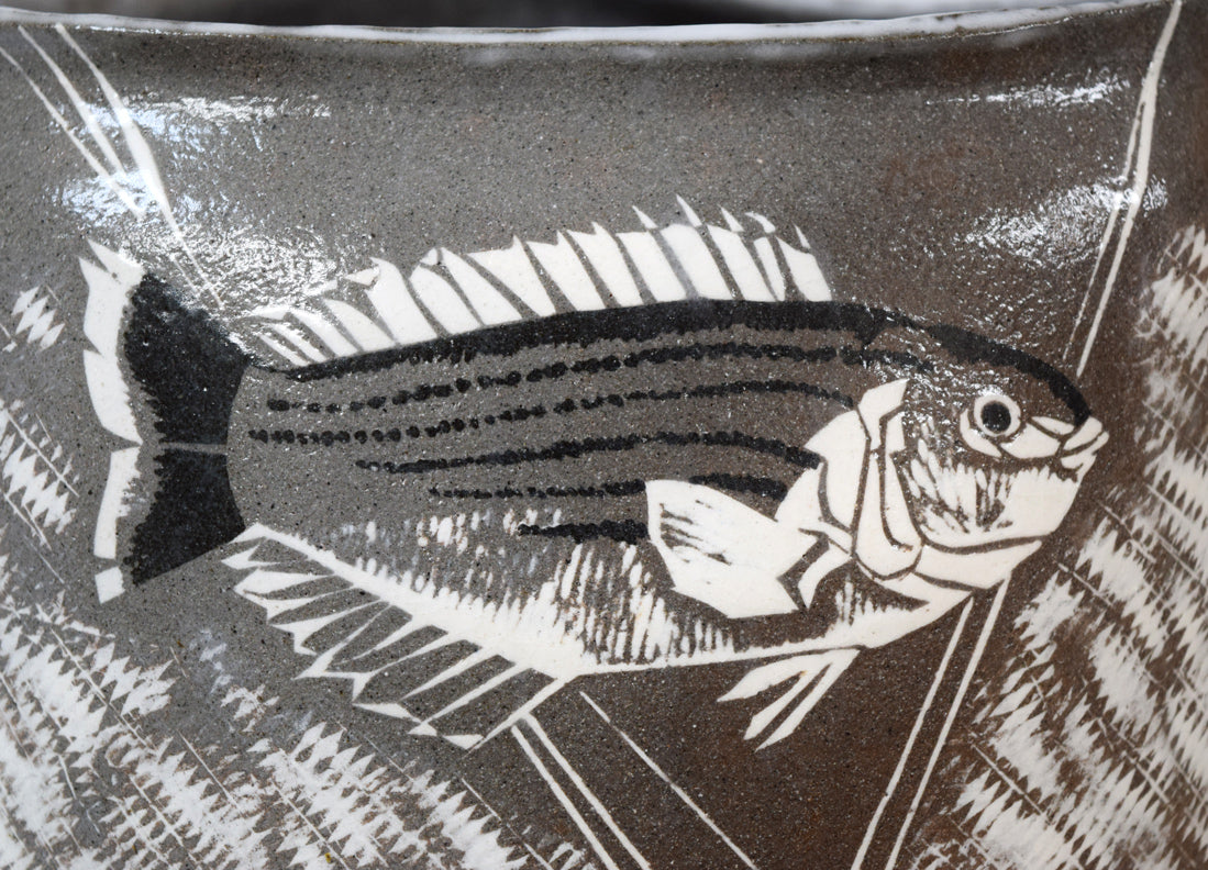 十三代　中里太郎右衛門「叩き唐津　三島黒白象嵌　魚文　壺」共箱　拡大画像1