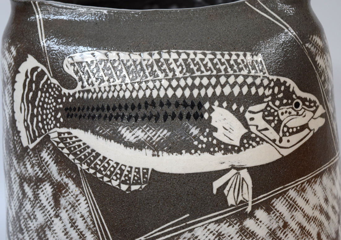 十三代　中里太郎右衛門「叩き唐津　三島黒白象嵌　魚文　壺」共箱　拡大画像2