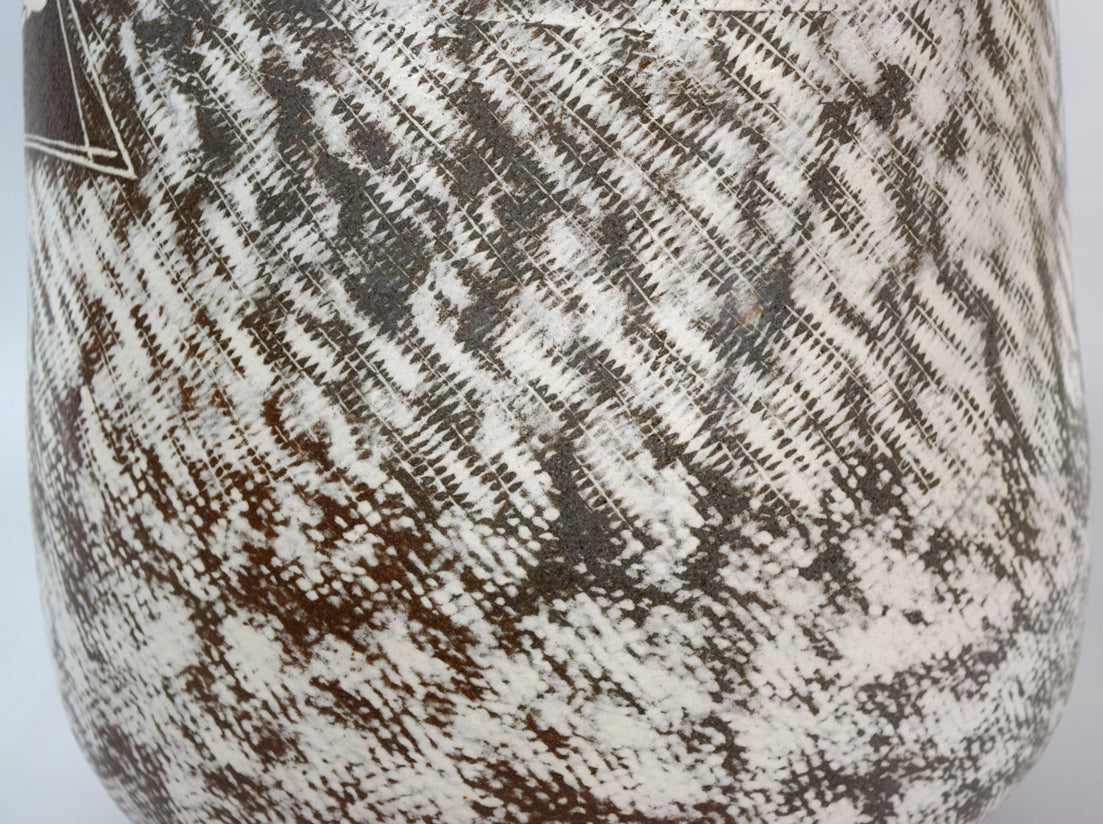 十三代　中里太郎右衛門「叩き唐津　三島黒白象嵌　魚文　壺」共箱　拡大画像3