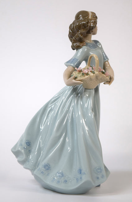リヤドロ「春のお庭に帰って」磁器フィギュア　作品全体画像2