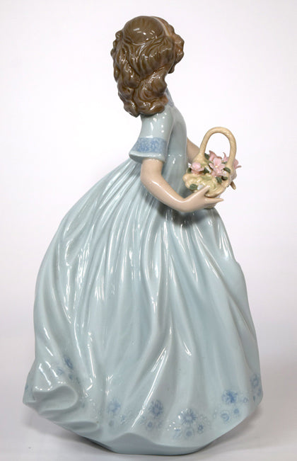 リヤドロ「春のお庭に帰って」磁器フィギュア　作品全体画像3
