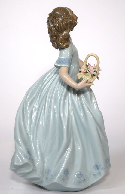 リヤドロ「春のお庭に帰って」磁器フィギュア　作品全体画像3