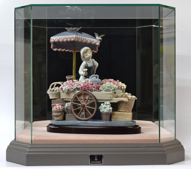 リヤドロ「公園通りの花屋さん」磁器フィギュア　ガラスケース1