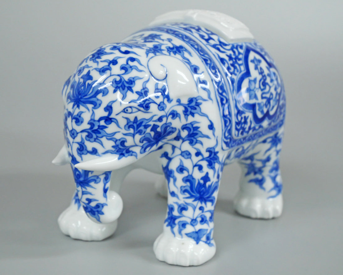 十四代辻常陸「染付吉祥文象香炉」磁器・共箱　全体画像1