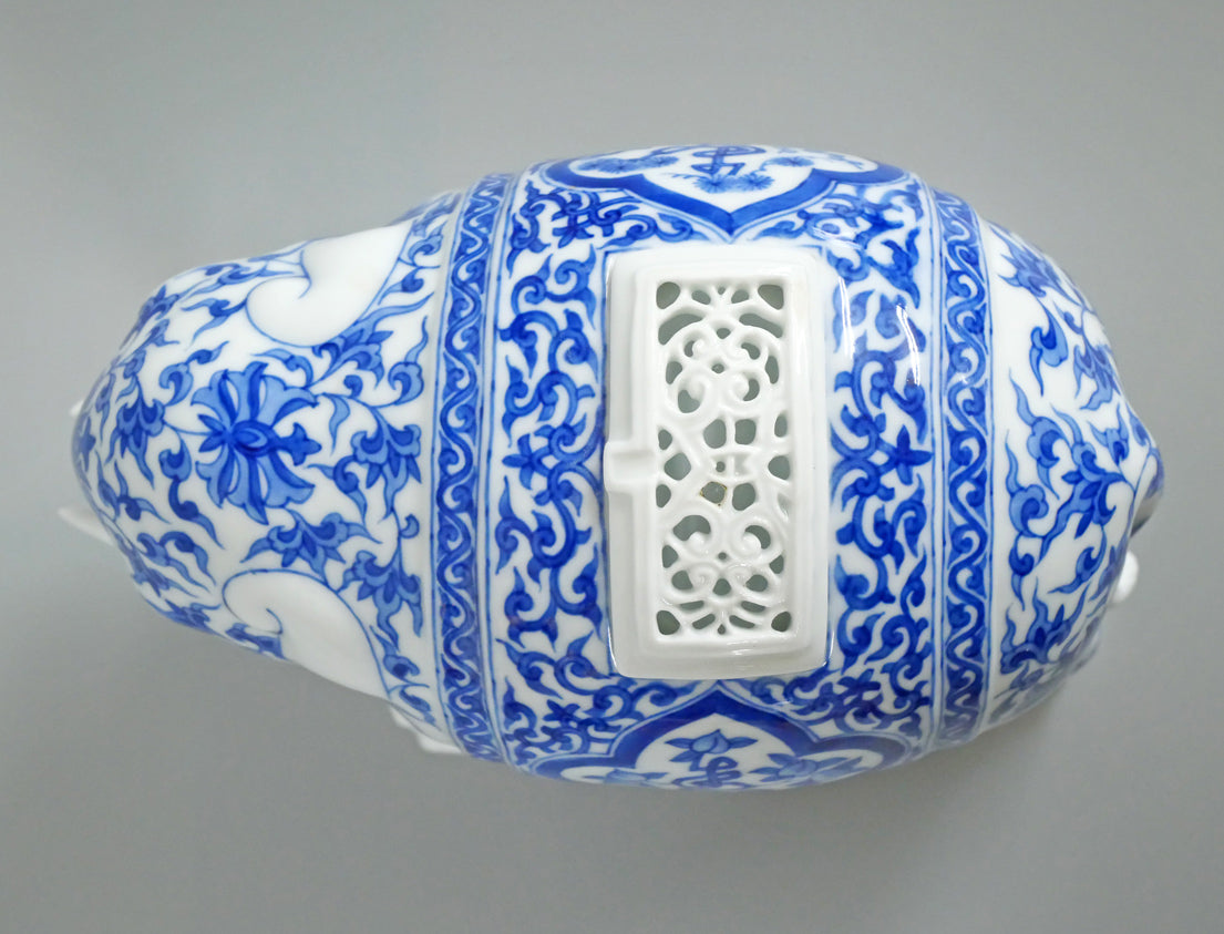 十四代辻常陸「染付吉祥文象香炉」磁器・共箱　上部画像1