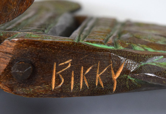 砂澤ビッキ「樹鮭（両面彫り）」木彫作品　サイン拡大画像