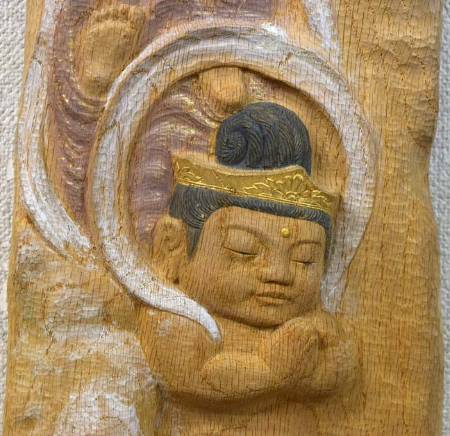 牧田善晴「飛天」木彫作品に彩色　拡大画像3